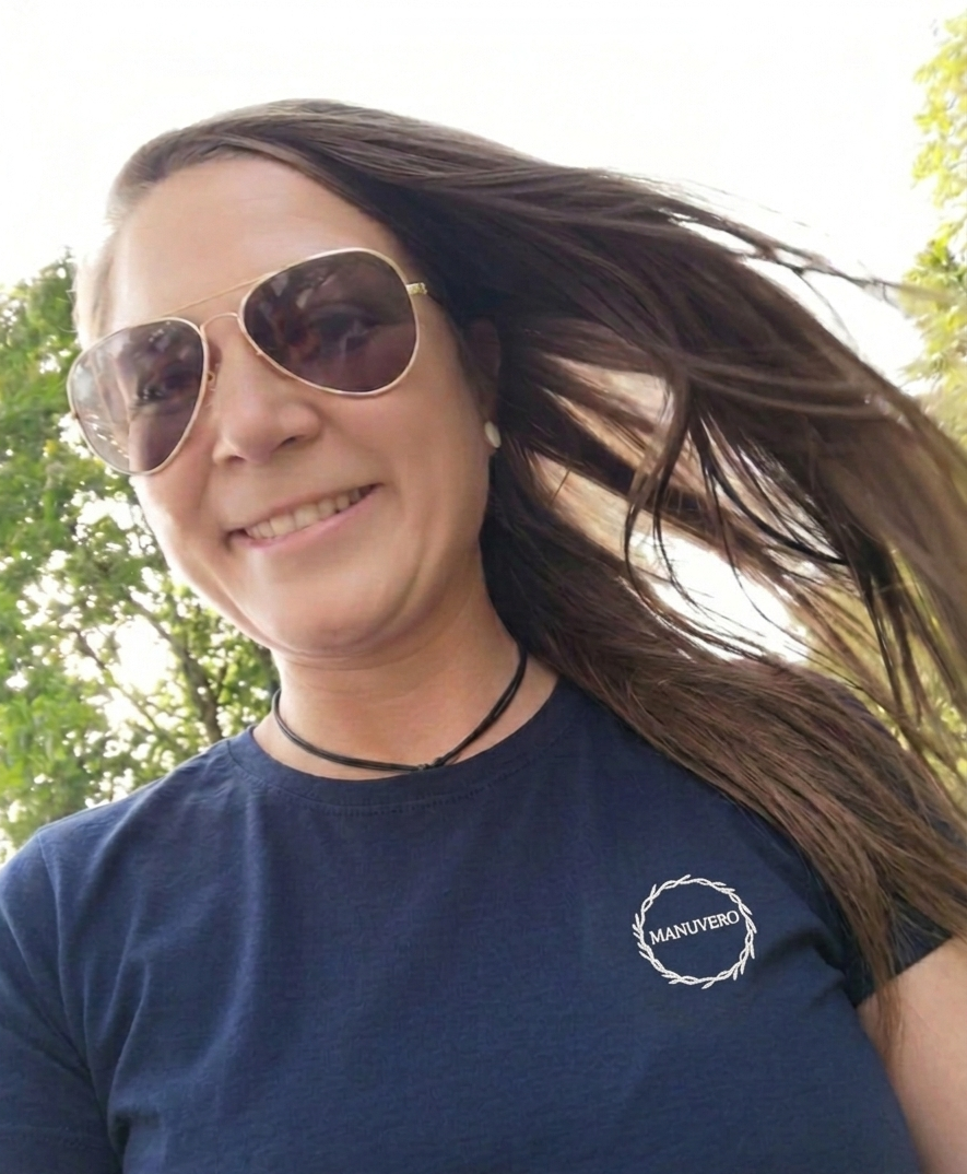 MANUVERO Premium T-Shirt –  Dunkel blau Vorderansicht
